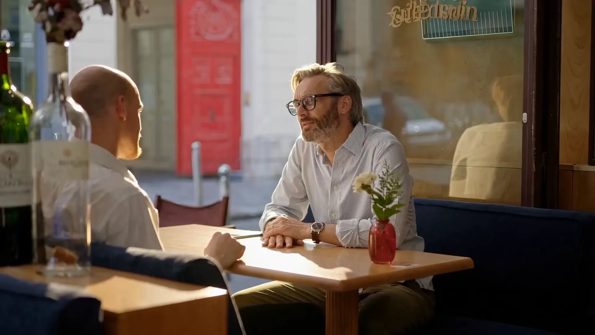 The Payfit brand film: two men talking at a table in a restaurant
